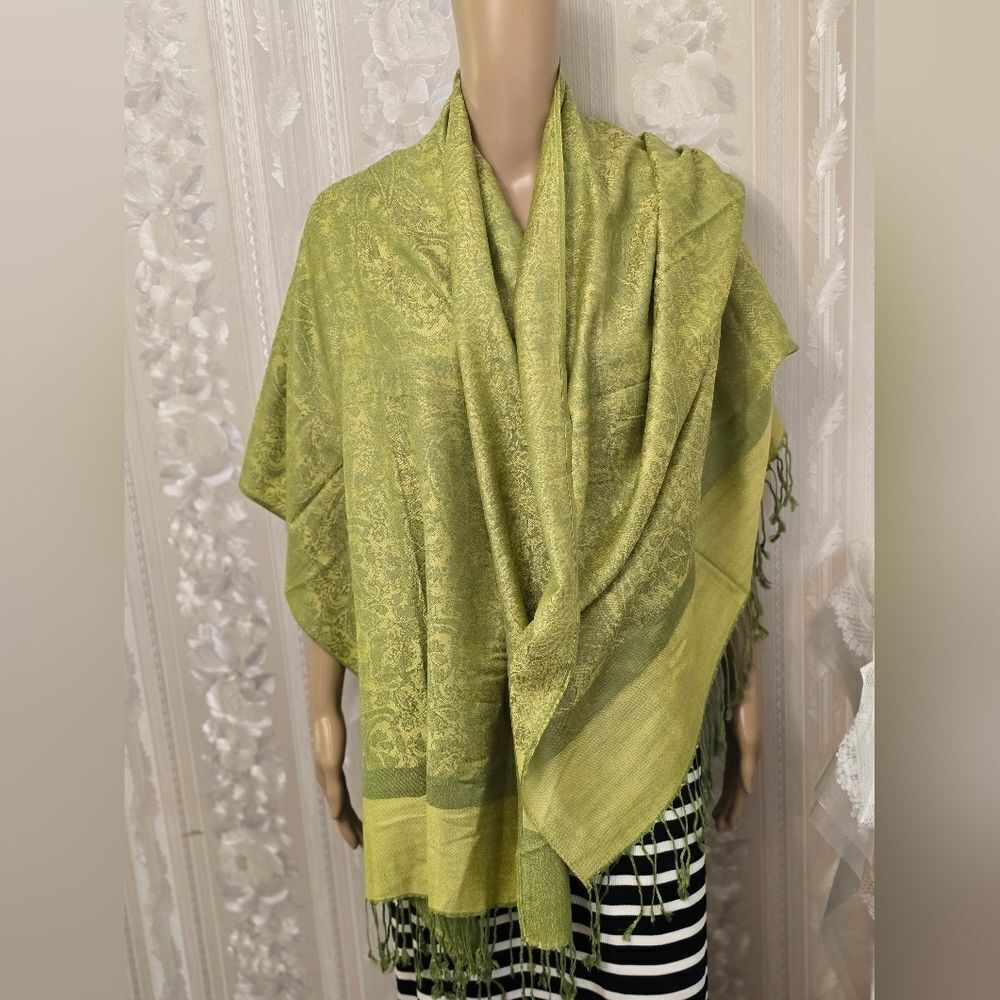 Elegant Green Paisley Cashmere Shawl